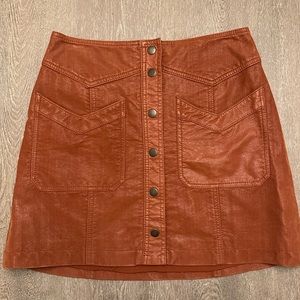 LIKE NEW FREE PEOPLE CARAMEL COLORED BUTTON DOWN MINI SKIRT - Size 2 SKU:290